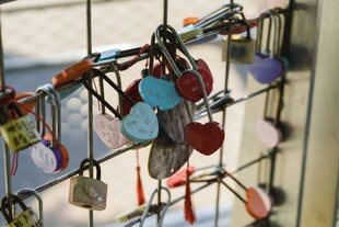 爱情锁挂满网格浪漫景象