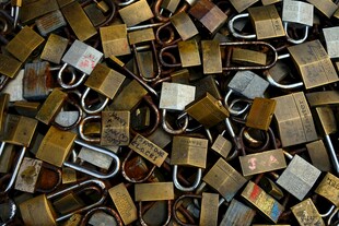 一堆旧挂锁特写