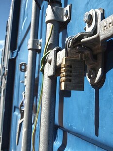 蓝色门上的金属挂锁