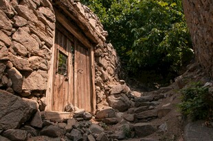 石砌小屋旁的古朴石阶