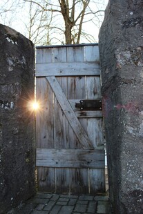 阳光洒落古朴木门