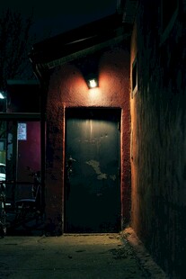 昏暗小巷中的亮灯之门