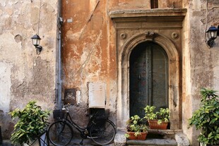 古老建筑旁的绿植与雕塑