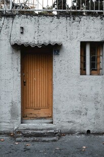 老旧建筑的木质门