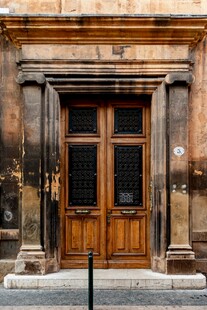 古典木质双开门建筑外观