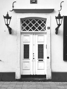 复古风格白色双开门建筑