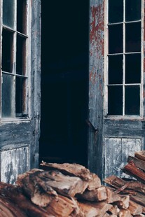 破旧门前的杂乱瓦砾堆