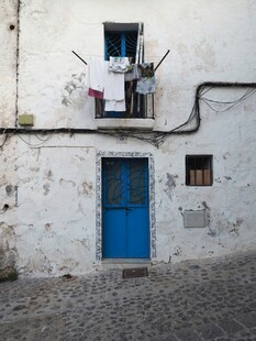 蓝门白墙的古朴小巷一角