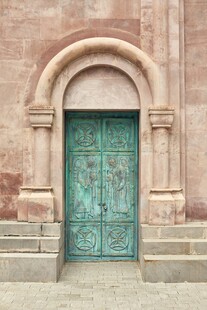 复古拱形绿门建筑特写