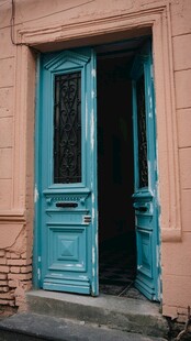 蓝色双开门的复古建筑
