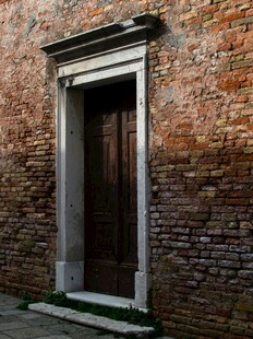 复古砖墙中的古朴木门