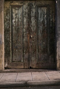 老旧斑驳的木质双开门