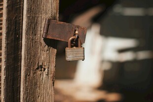 老旧木门上的生锈挂锁