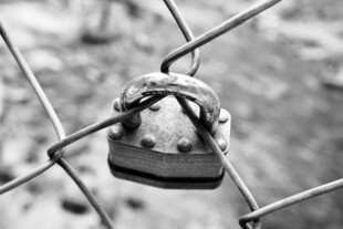 挂锁锁住的铁丝网