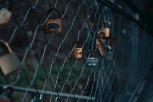 雨中隔着铁栅栏的人们