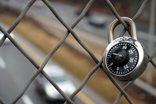 挂锁锁在金属网格围栏上