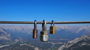 山间铁索上的同心锁