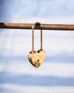 心形挂锁悬于杆上