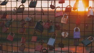 夕阳下的浪漫连心锁