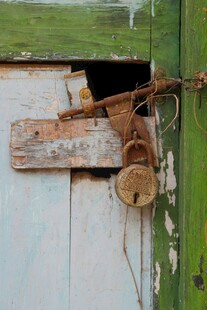 老旧木门上的复古物件