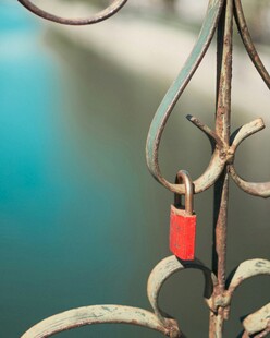 锈铁环上的红色挂锁