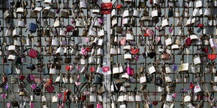 密密麻麻的同心锁景观