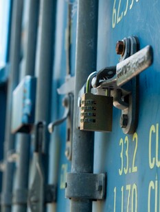 一排挂锁紧扣蓝色栏杆