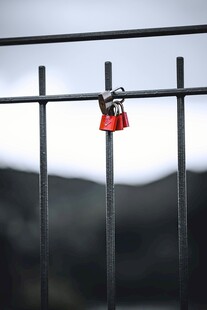 铁栏上的红色同心锁