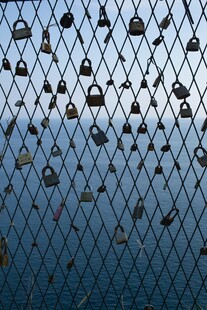 挂锁锁在金属网格围栏上