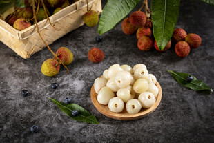 新鲜荔枝与其他水果组合