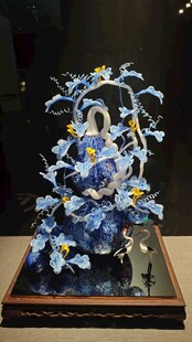 蓝白花卉陶瓷摆件