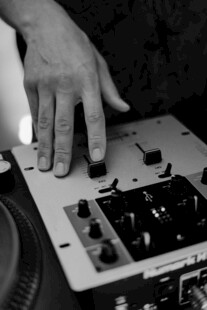 DJ手部操作混音台瞬间
