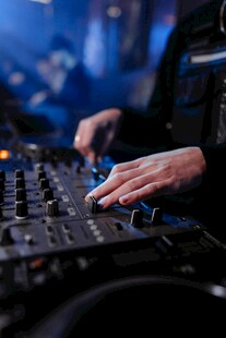 DJ现场操控混音台