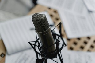 专业录音麦克风与乐谱
