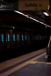 地铁站台的静谧时刻