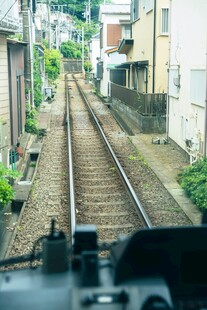 铁轨穿行于居民区