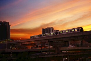 夕阳下的城市轨道交通景观