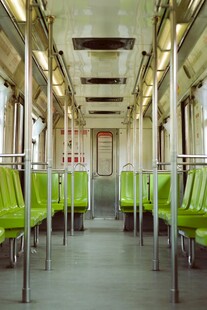 地铁车厢内的绿色座椅