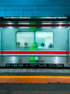 地铁列车停靠站台瞬间