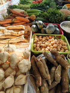 丰富多样的新鲜蔬菜与食物