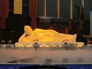 金色卧佛雕塑庄严神圣