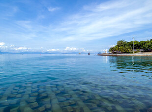 清澈海边美景