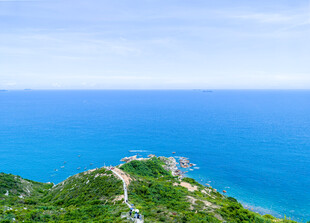 山巅俯瞰碧海蓝天美景