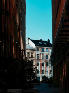 城市中狭窄街道的建筑景观