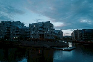 黄昏下的河畔建筑群