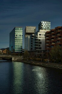 河畔夜景中的现代建筑群