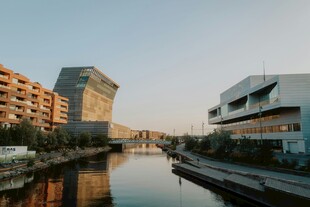 城市河畔建筑景观