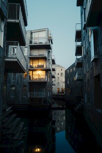 水乡夜色中的灯火民居