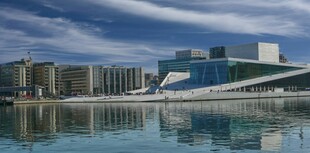 现代建筑与水面相映成趣