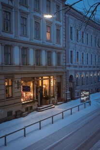 冬日城市中亮灯的典雅建筑